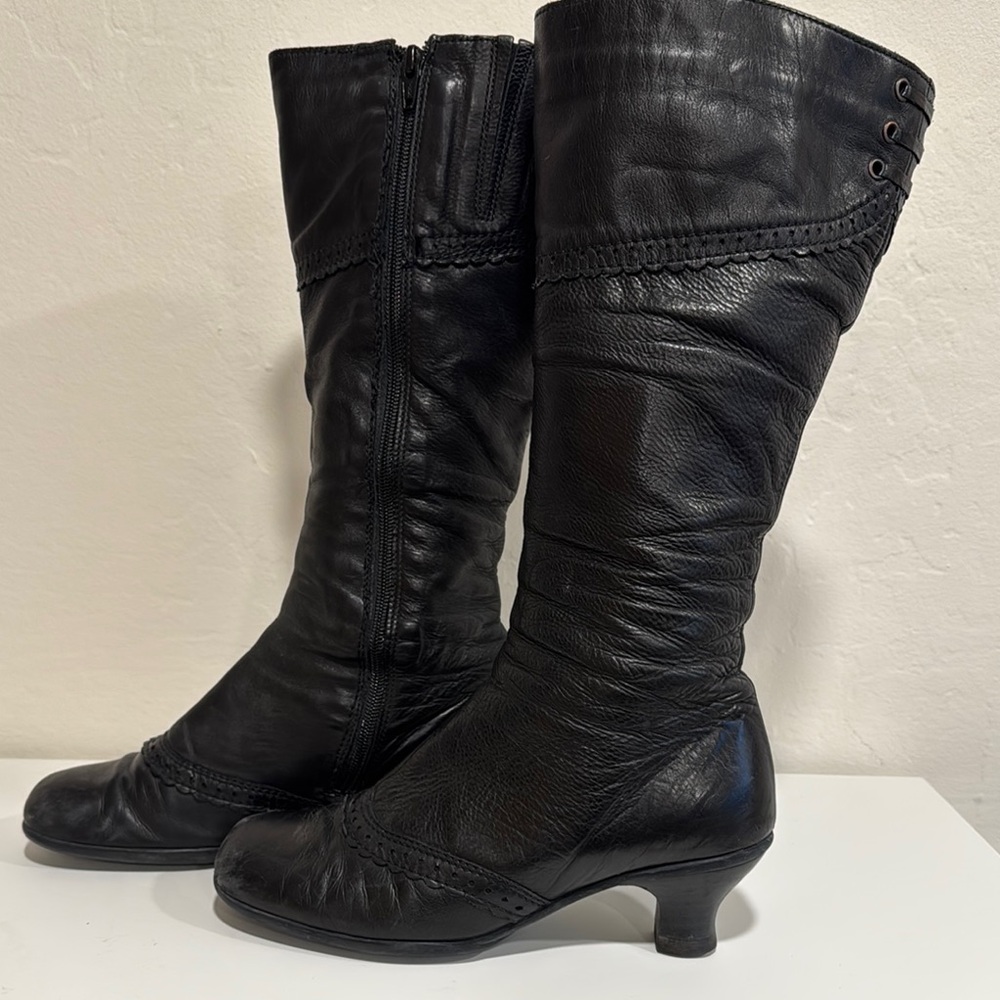 La CANADIENNE Black Heeled Boots with Vintage Lace-Up Design - size 8.5